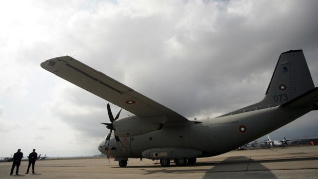 Екипаж от Военновъздушните сили със самолет Спартан транспортира медицински екип