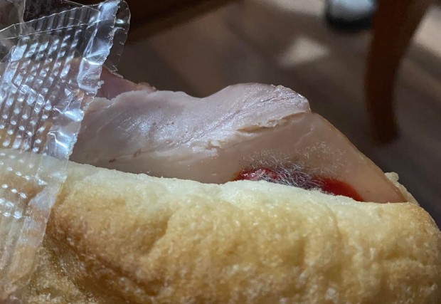 Сандвич купен от столичната верига магазини Фантастико погнуси мрежата Това