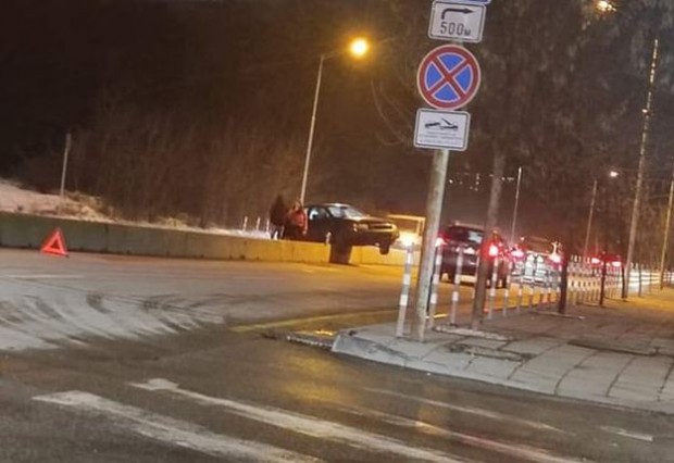 Автомобил се качи на мантинелата на улица Атанас Дуков срещу