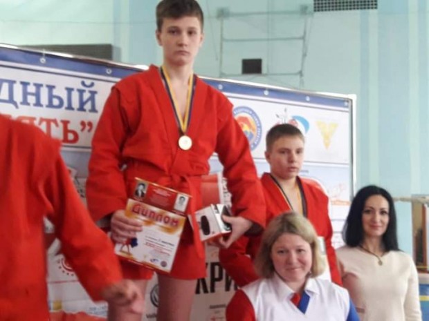 Украинският шампион по самбо Артьом Прийменко и цялото му семейство