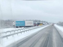 Камион се завъртя на АМ "Тракия", движението в посока Пловдив е затруднено