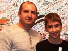 Румен Радев подари скъпо возило на сина си