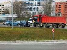 Женичка изскочи срещу камион в насрещното в Пловдив