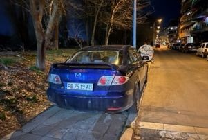 Шофьор на автомобил Мазда паркира най нагло на тротоар на бул Марица