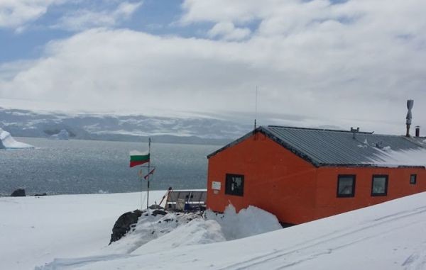 Втората група от 30-ата българска антарктическа експедиция се завърна в