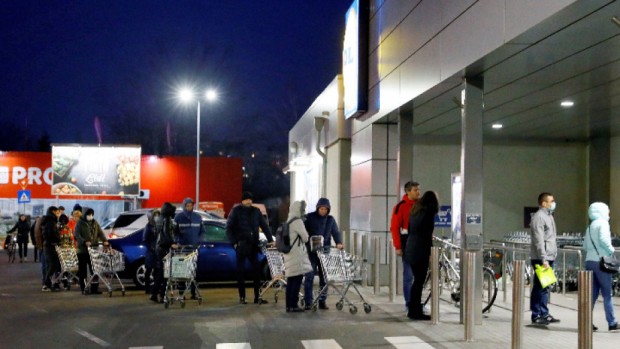 Истерия за слънчогледово олио и в Румъния Големите супермаркети решиха