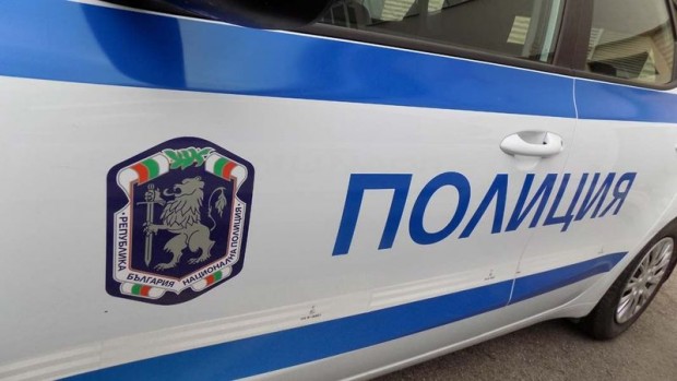 Полицията издирва мъж, ограбил бензиностанция в Тополовград.Обирът е извършен в