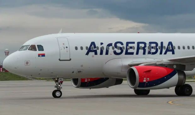 Самолет на ЕърСърбия изпълняващ полет от Белград за Москва се
