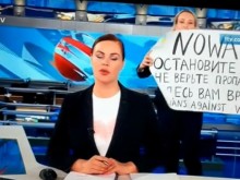 Никой не знае къде е отведена журналистката, която нахлу с плакат в ефир