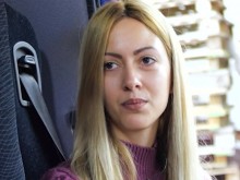 Тя е на 24, тежи 40 кг, кара 7.5 т камион, спи на паркинги и се къпе по бензиностанции