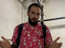 Говори един от лекарите, които остават на фронта и помагат на родилки