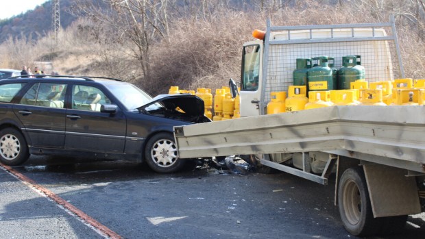 Катастрофа между лек автомобил Мерцедес и лекотоварен камион Фолксваген затвори