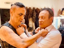 Рачков скочи на участник в "Капките", награби го в гримьорната