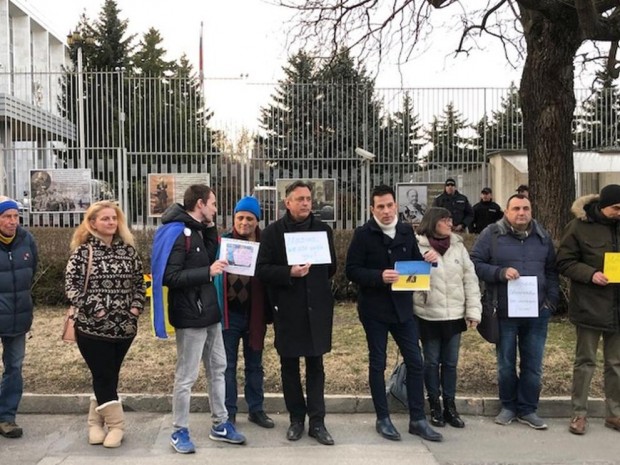 Протест в защита на журналистката Марина Овсянникова, която издигна плакат в