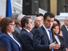 Спад в подкрепата към правителството на Петков, 40% от българите са променили отношението си спрямо Русия