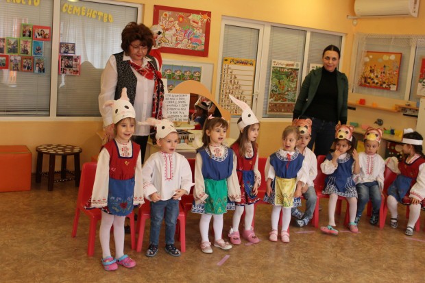 Спектакъл Празник в гората най добрата майка представиха малчуганите от I A група