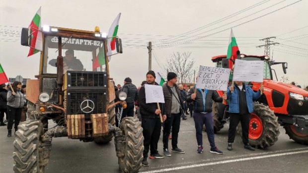 Фермери блокираха движението по пътя Пловдив Карлово при разклона