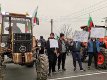 Фермери блокираха движението по пътя Пловдив - Карлово