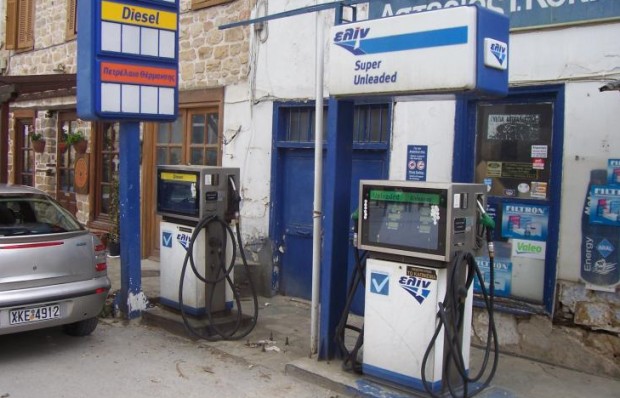 Гръция ще субсидира зареждането на автомобилите с гориво като част