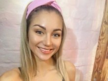Моделката, нарекла Путин психопат, открита мъртва в куфар