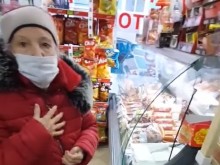 Сърцераздирателен клип на възрастна жена, която получава помощ от младеж