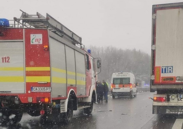 Катастрофа затруднява движението на автомагистрала Тракия в участъка между ДГС
