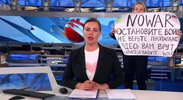 Руската журналистка която прекъсна телевизионна новинарска програма за да изрази