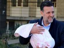 Мъжът на Емилия показа малката им дъщеричка