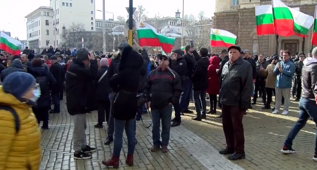 НА ЖИВО: Протестът в защита на Борисов започна, хората скандират "оставка"