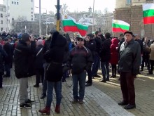 НА ЖИВО: Протестът в защита на Борисов започна, хората скандират "оставка"