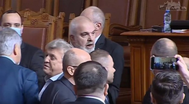 Едва не се стигна до бой в Народното събрание Депутатите