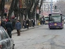 Парапети по "Шести септември" спират коли по пътя към дюнерите