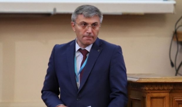 Лидерът на ДПС Мустафа Карадайъ говори в кулоарите на парламента за ареста