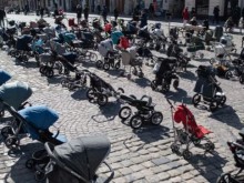 109 празни колички в Лвов като символ на убитите във войната деца