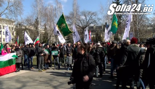 Партия Възраждане излезе на протест срещу включването на България като