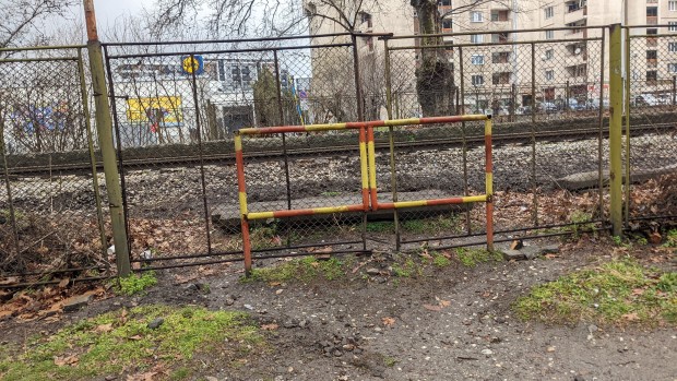 Читател на Plovdiv24 bg сигнализира че пешеходен прелез на жп линията
