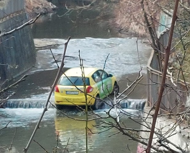 Таксиметров автомобил е влязъл буквално в коритото на Дървенишка река