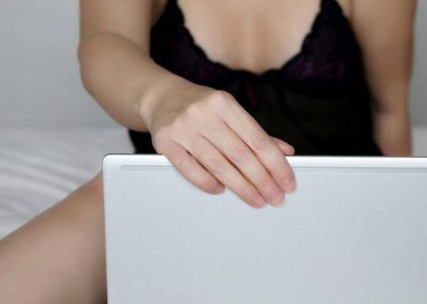 Млади момичета заработват по 5000 лева месечно, показвайки се голи