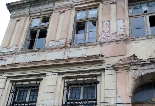 Много опасна сграда в центъра на Пловдив се руши над