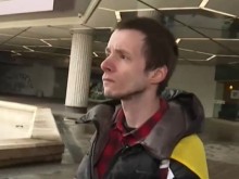 Руснак обикаля из София с украинското знаме на гърба си