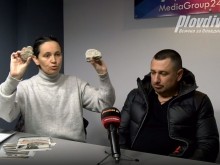 Камъни от фасадата на Хуманитарната падат до ученици