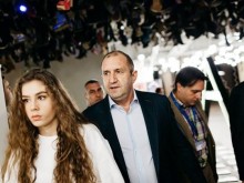 Дъщерята на президента с първи изпит на сцена, Радев я аплодира от първия ред