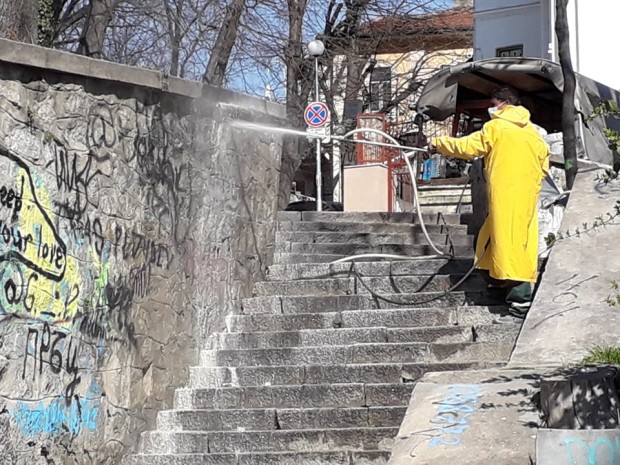 Екипи на ОП Чистота започнаха да премахват графитите от Сахат
