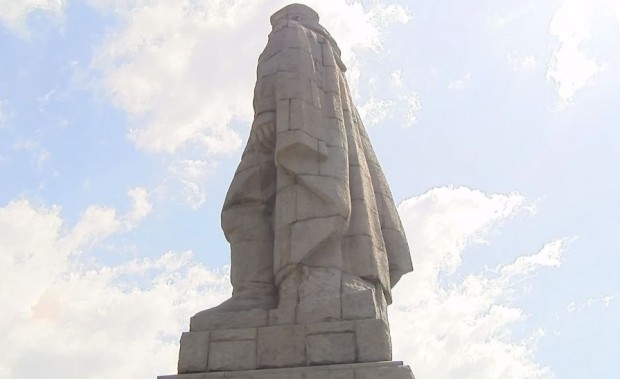 Паметникът на Альоша на върха на Бунарджика е бил нашарен
