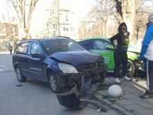 Такси се заби в жилищна сграда в Пловдив