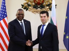 Мнение: Харвардският ни премиер прави България да изглежда като пудел на Путин