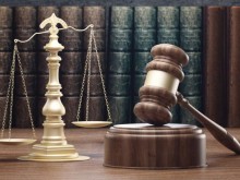 Повдигнаха обвинения на петима каналджии сред които и полицай