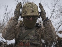 Анализатор: Предложението за изпращане само на военни каски за цивилни е нелепо