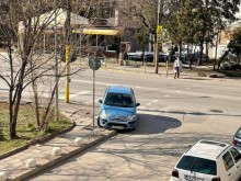 Дама паркира скандално! Гражданите шашнати: Нахалството и некадърността нямат пол