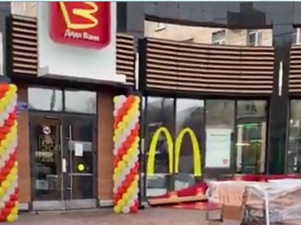 Комично видео, показващо трескаво ребрандиране в Русия на McDonald`s в